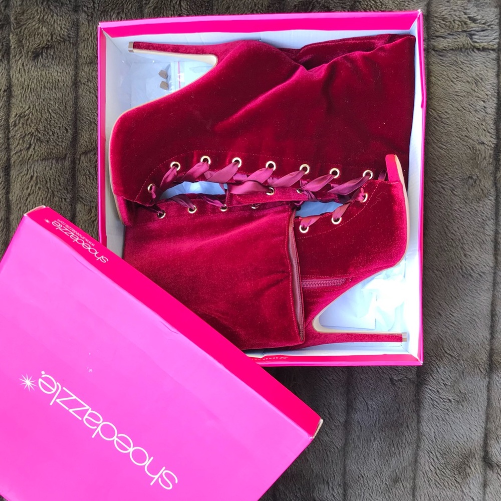 String-up Knee Heeled Boots - Picture 8 of 8